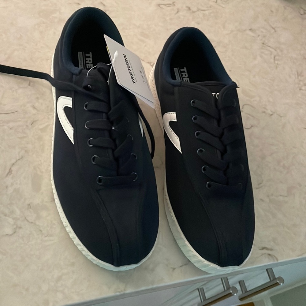 Tretorn NYLITE plus Suede - Navy sneaker. Size 9M. Brand new.